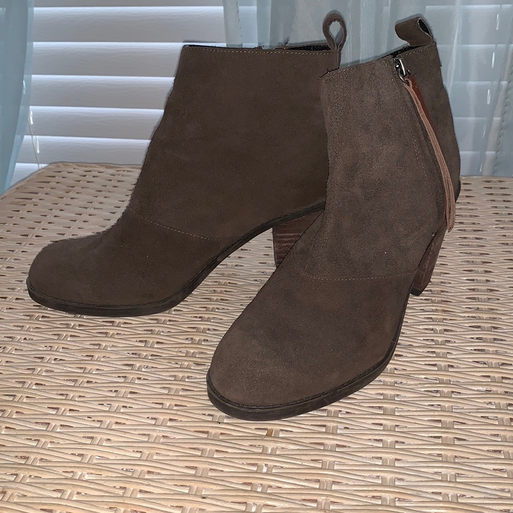Dolce Vita Suede Bootie, Olive, 8.5M, LN